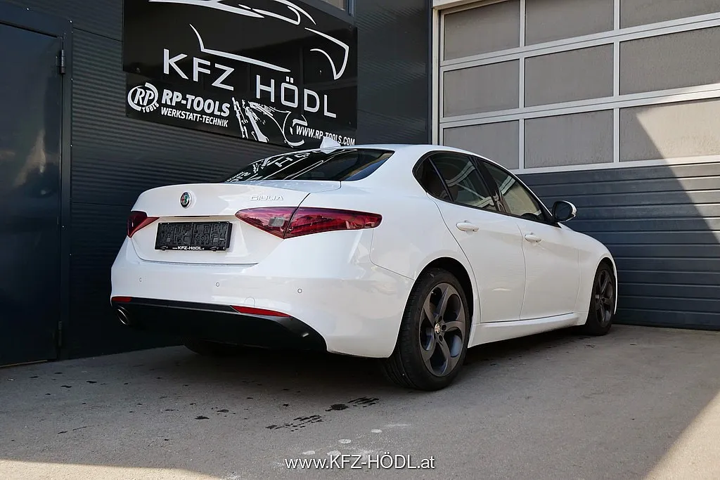 Alfa Romeo Giulia Super 2,2 150 MT RWD Image 2